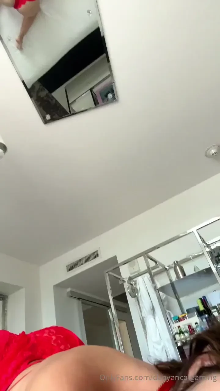 Me encanta que haya espejos en el techo de la cama para ver como lo 