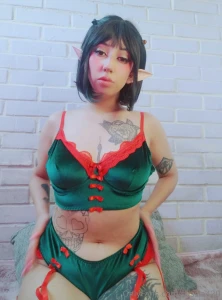 De repente te encuentras con esta elfita buena para molestar en tu part 5