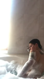 Un rico ba o de espuma en el jacuzzi con el agua extra caliente quien