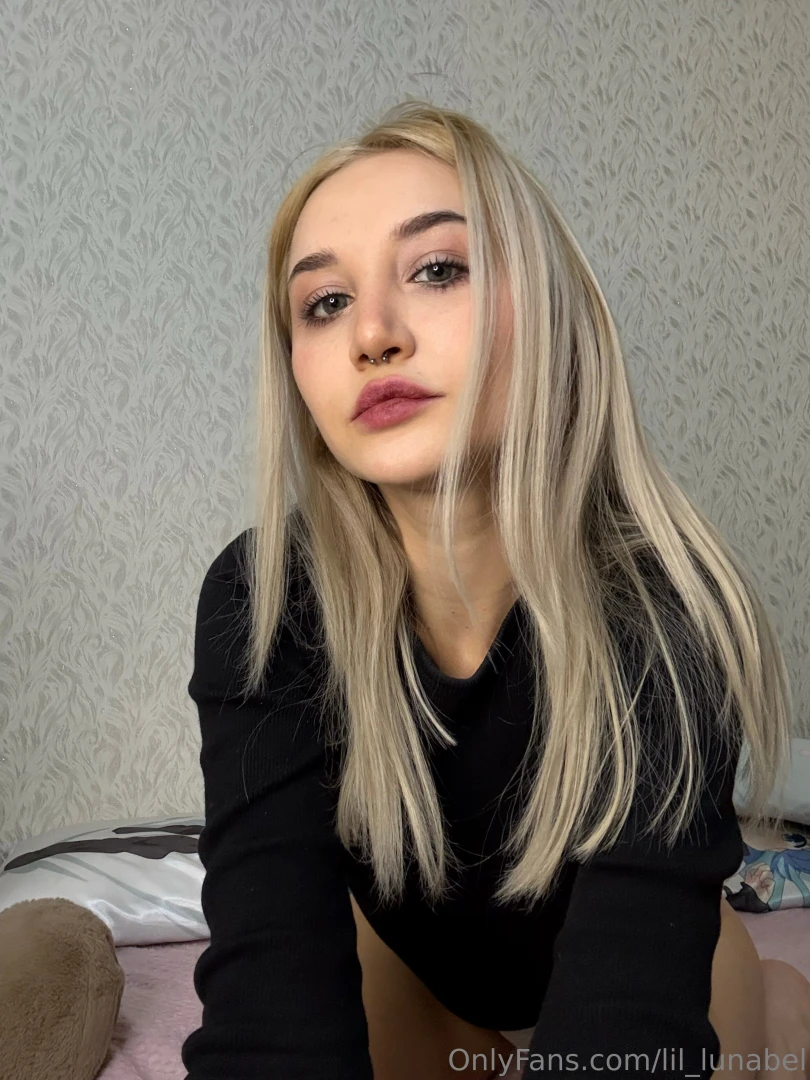 I m sitting in a cosy room waiting for your message 