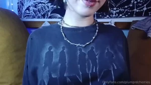 Do you like an squirter emo girl who loves thick monster dildos