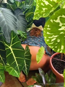 Heh heh heh as i captured this i did not realize the leaf was covering