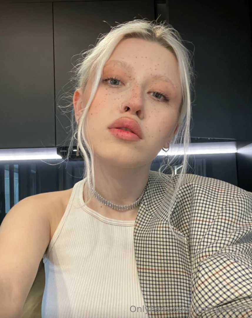 A naughty girl woodsnaomifree wants to play with your cock if you want part 526 