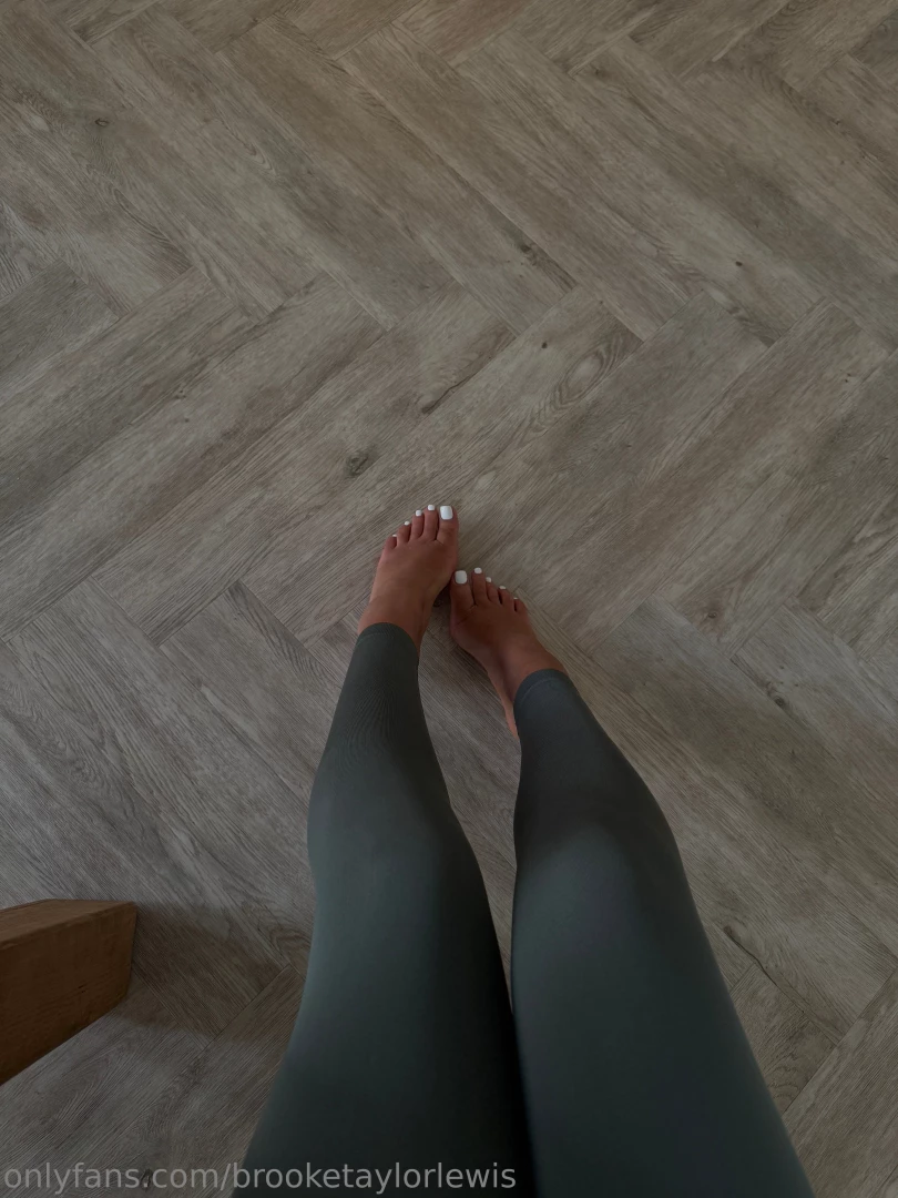 It s fresh pedi dayyyy the white toes have made a return do you like part 1 