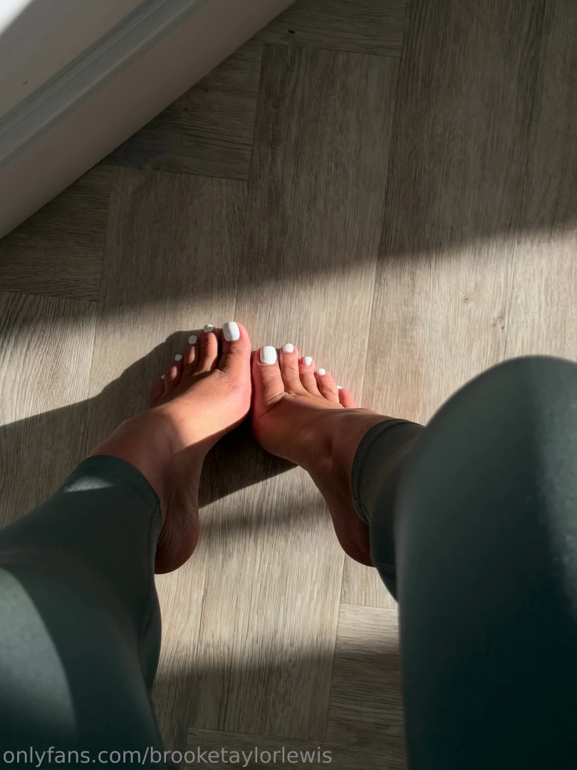 It s fresh pedi dayyyy the white toes have made a return do you like 