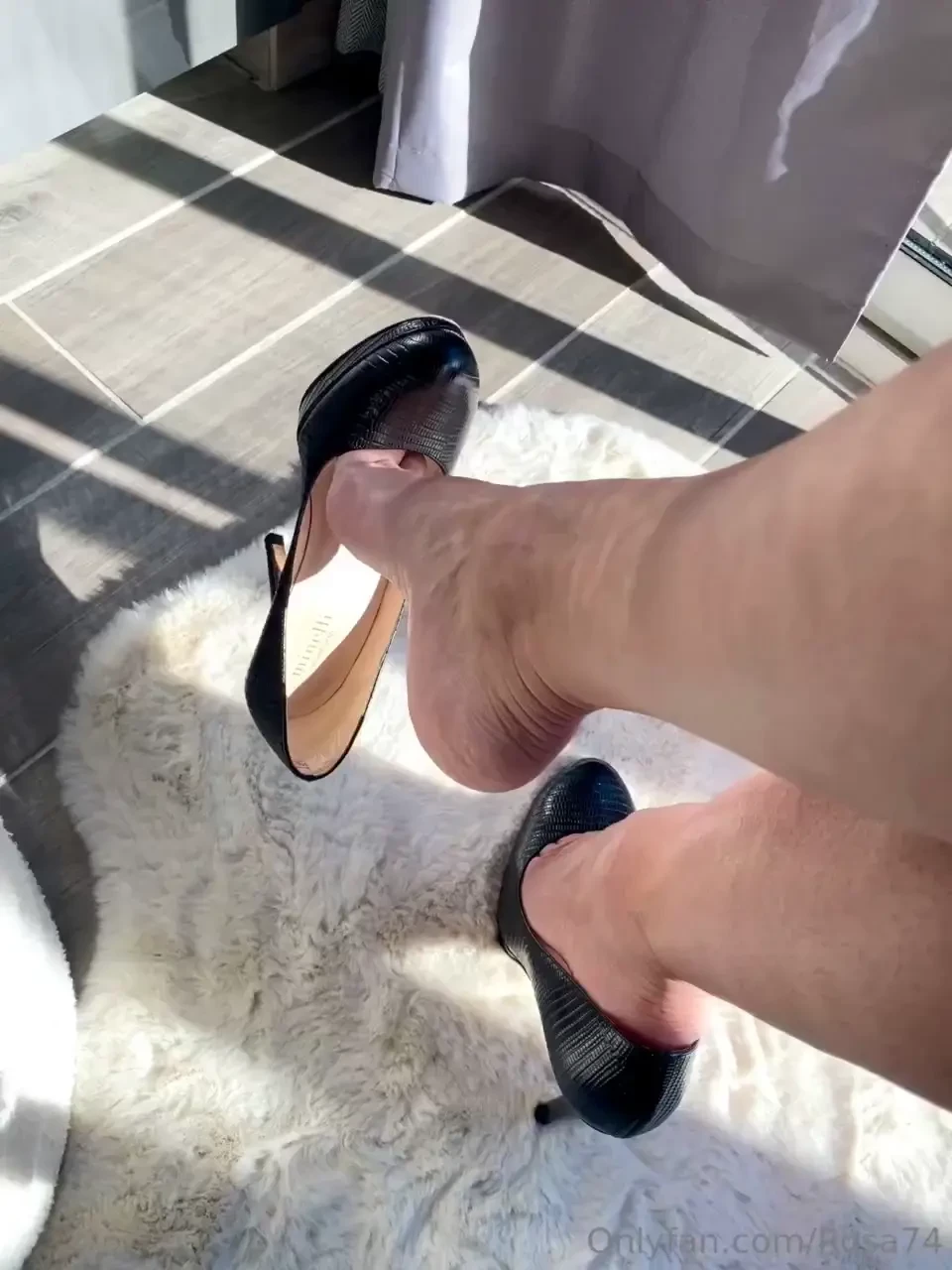 Feet fetish my vip have a nice vid o i play with my heels dangling 