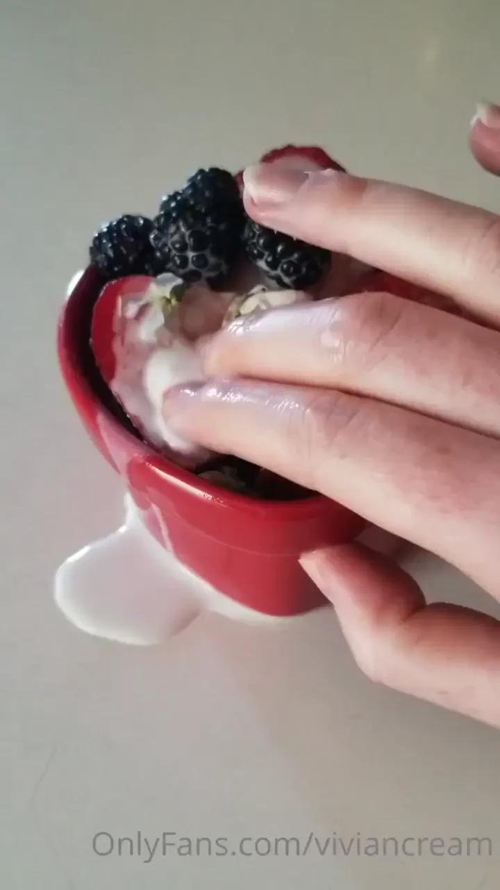 Fingers in the cream foodplay 