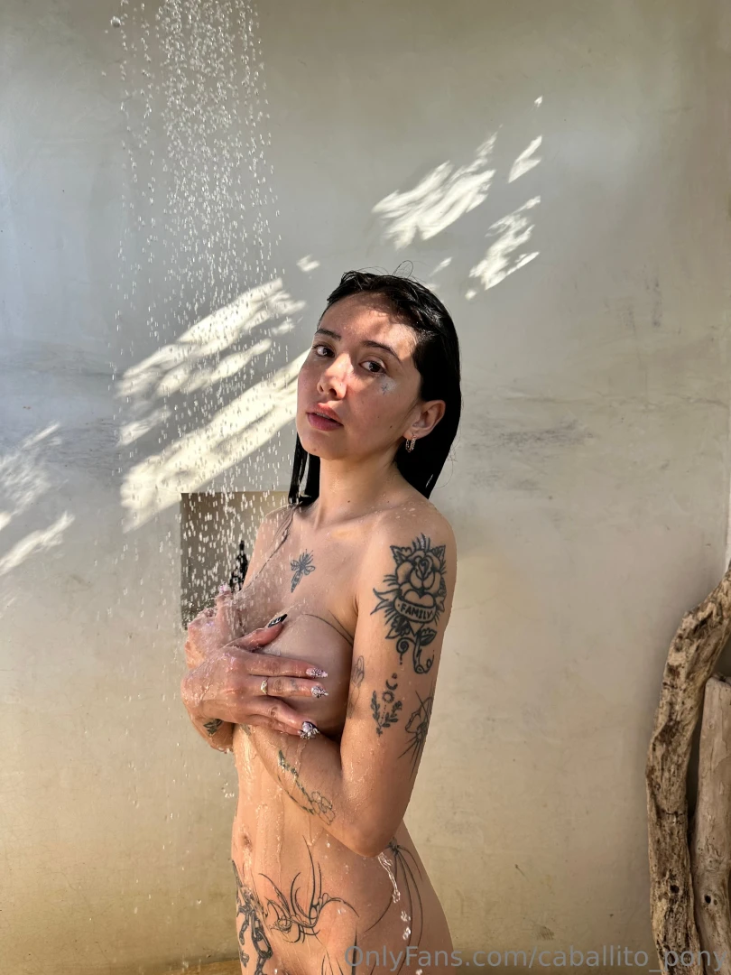 Me encanta la ducha como cae el agua caliente por mi cuerpo me imagino part 1 