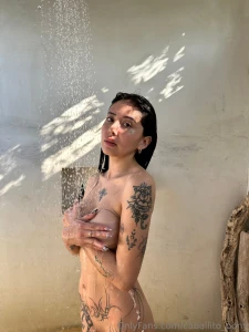 Me encanta la ducha como cae el agua caliente por mi cuerpo me imagino part 1