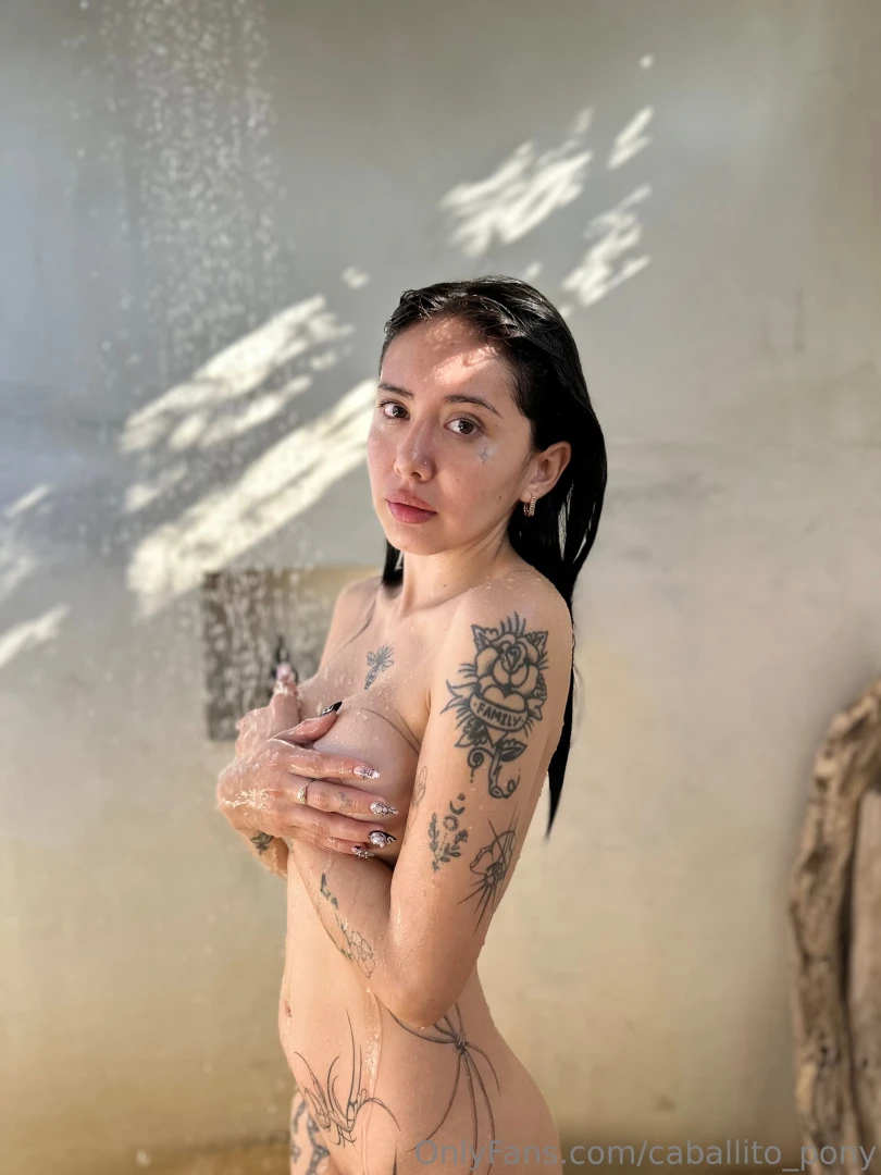 Me encanta la ducha como cae el agua caliente por mi cuerpo me imagino 