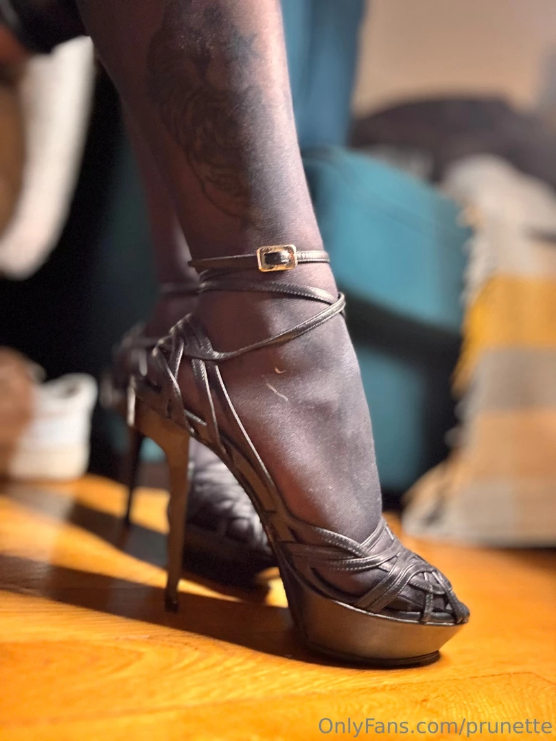 Pour les amateurs de talons et de bas part 1 