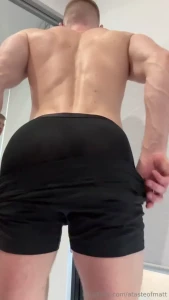 Just did a big leg session who wants to lick my sweaty ass