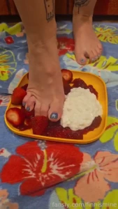 Steezyt wants to take care of her boys in here who love feet too