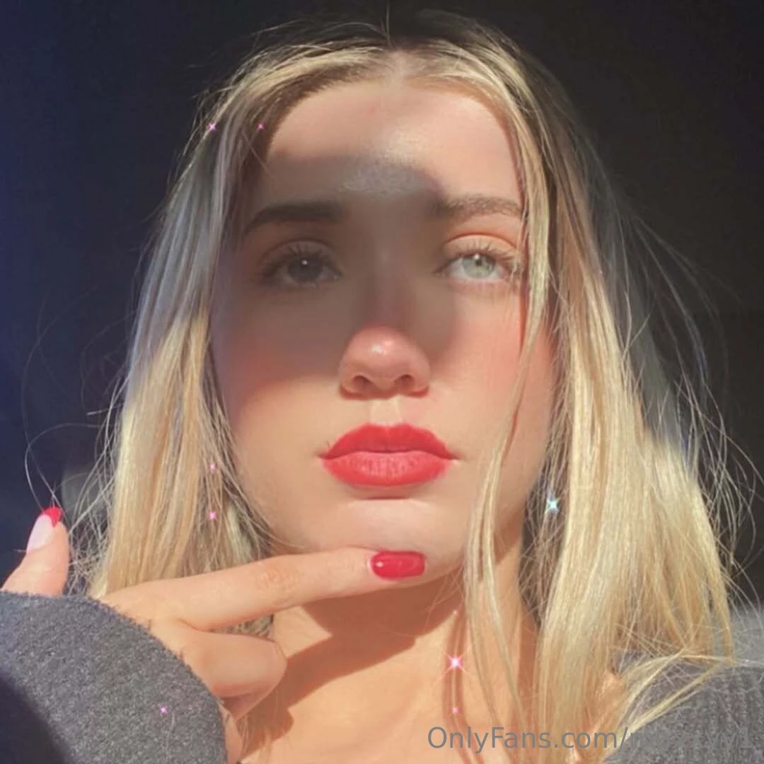 Red lips x 