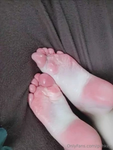 Me dejas masturbarte con mis pies