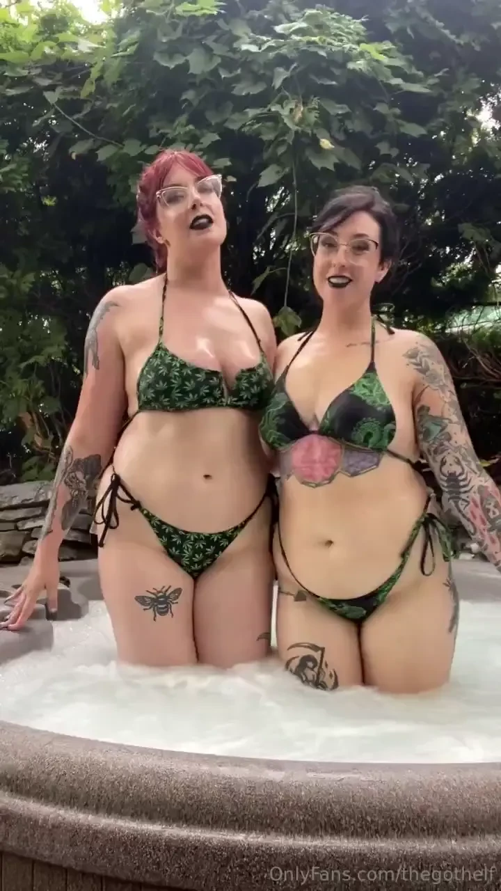 Naughty hot tub fun with roxierusalka who s ready to see us make out 