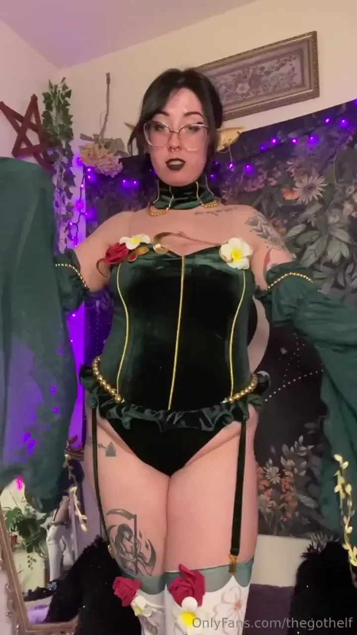Oh to be wandering an abandoned castle in this outfit 