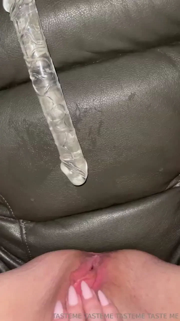 Exposing creamy squirt mess couch fingering orgasming after clear 
