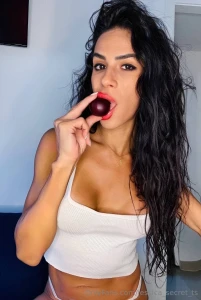 Idkl what this round fruit is but it s juicy af kinda like something