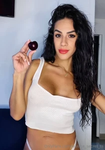 Idkl what this round fruit is but it s juicy af kinda like something part 3