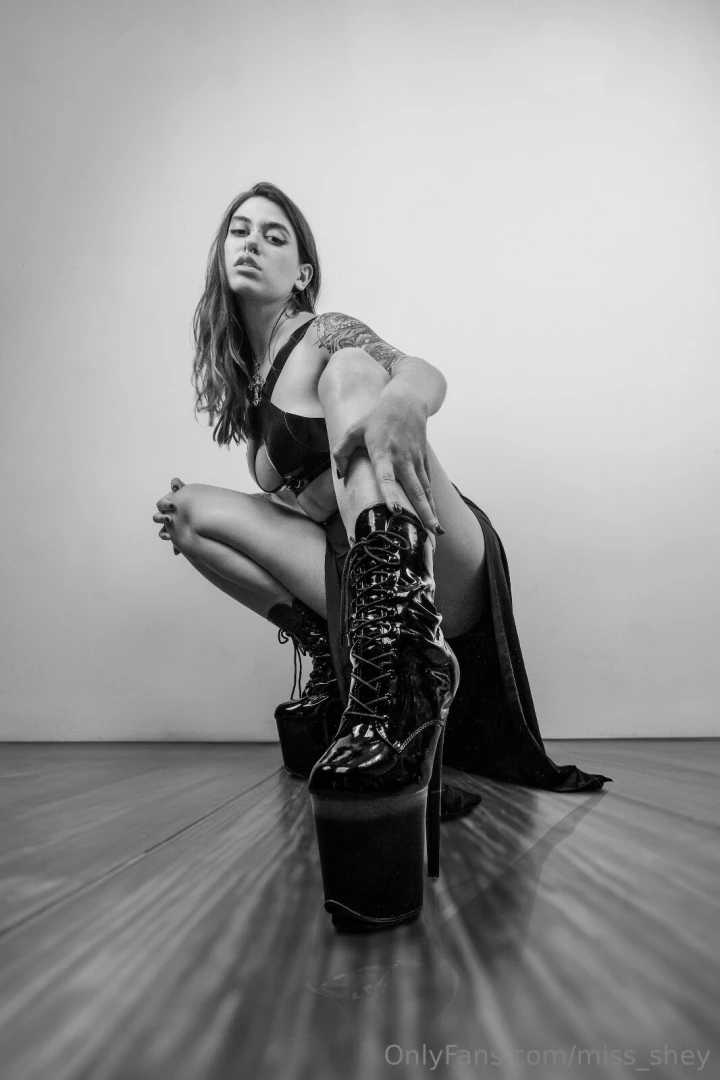 Porque las miras tanto quieres limpiarlas con la lengua 