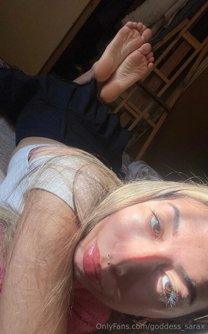 I want a slave who kisses my feet while i play cod on my phone 