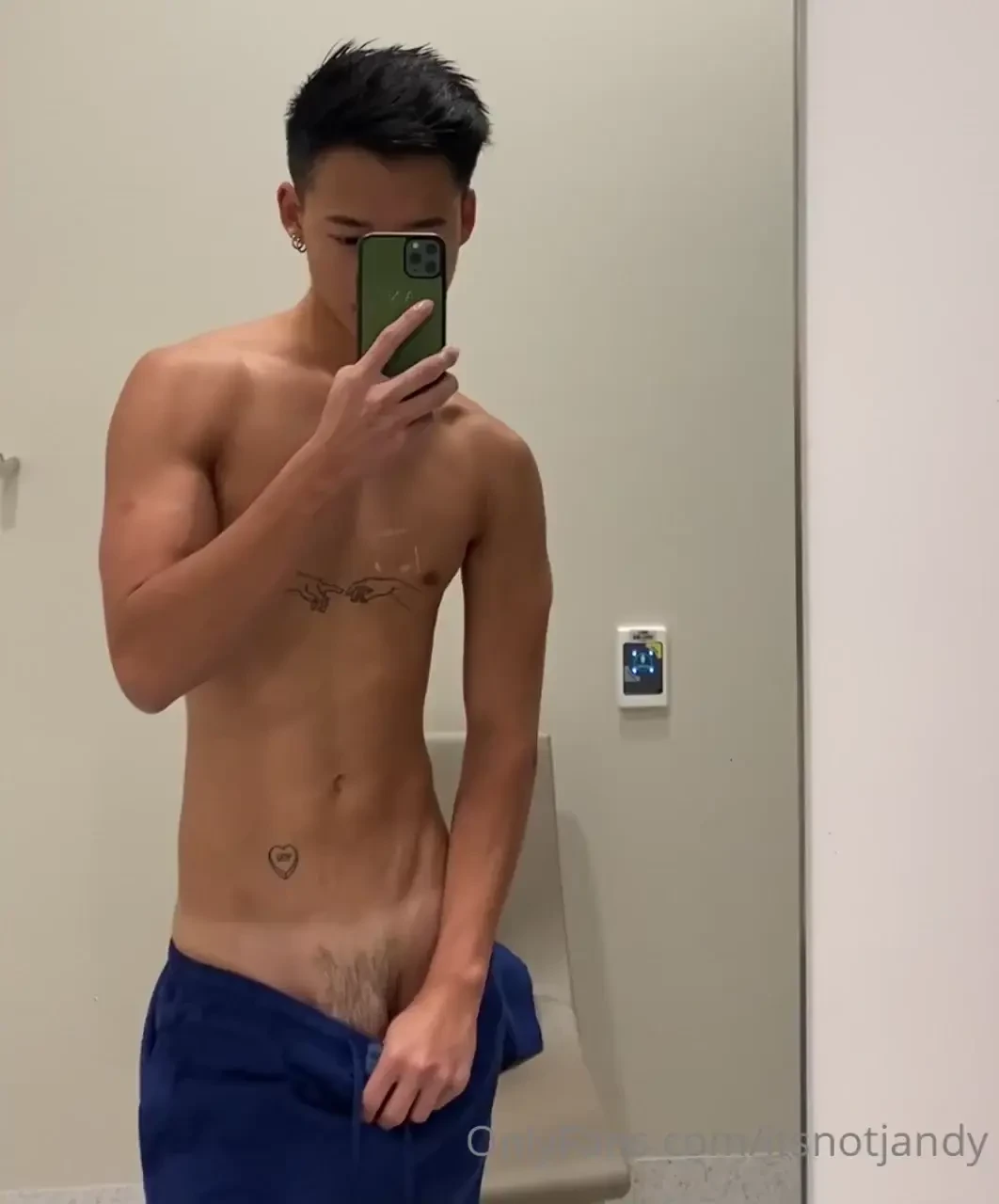 Horny at work who wants to help me out 