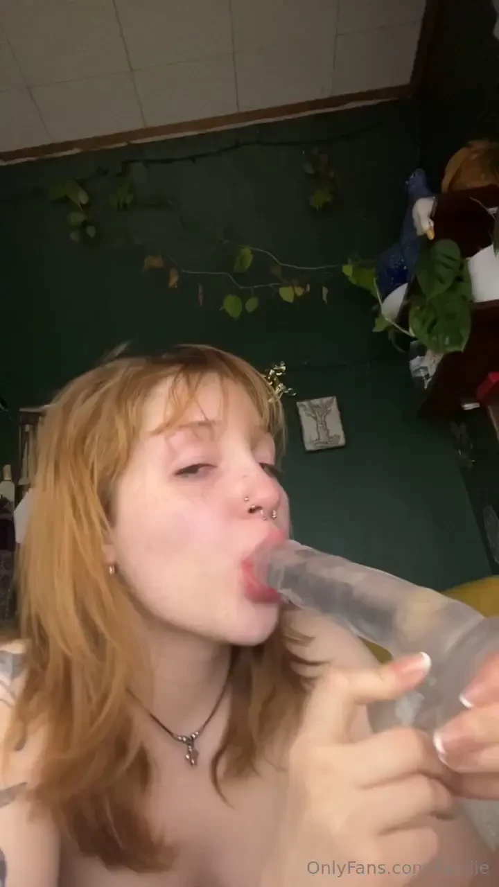 Comment your snapchat so i can send u live videos 