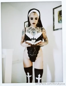 Who else can t wait for me to dress up as soon as a crisp leaf falls