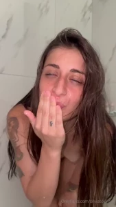 Doccia dopo una bella sborrata in faccia shower after a facial