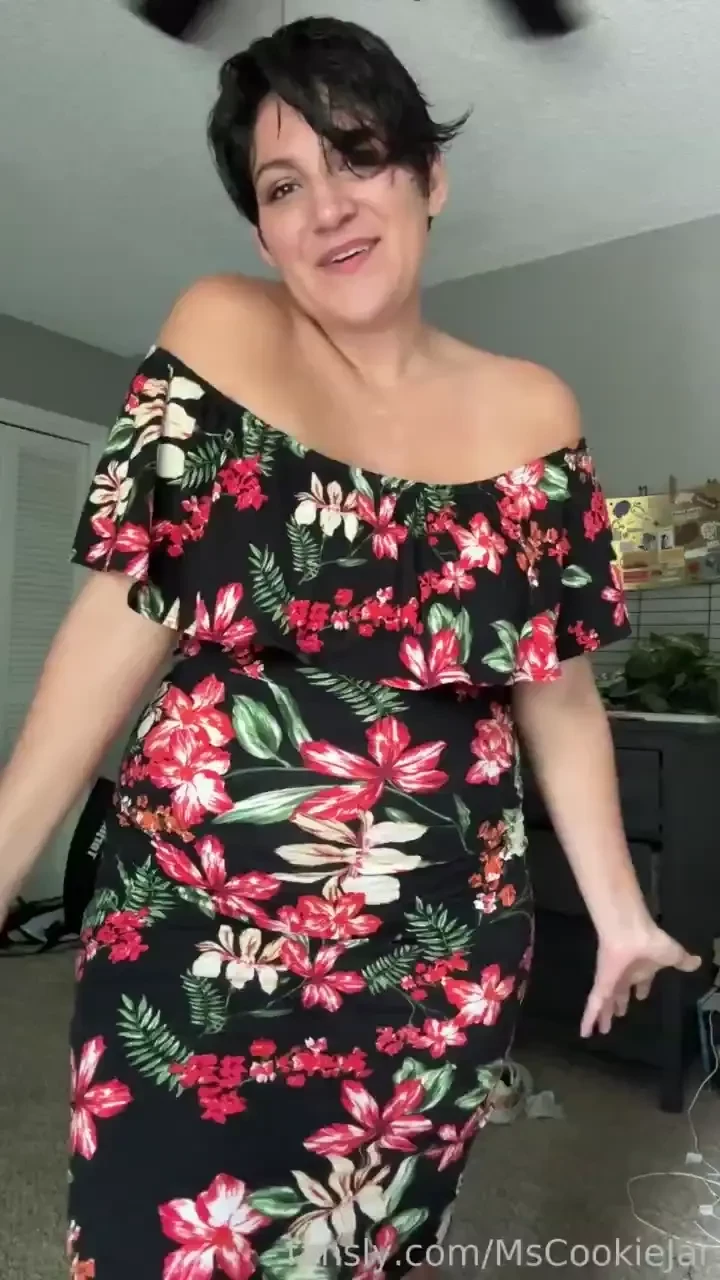 I know im not supposed to but watch me roleplay a naughty milfy 