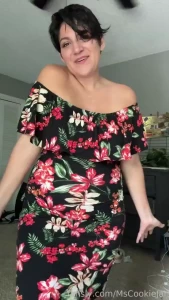 I know im not supposed to but watch me roleplay a naughty milfy