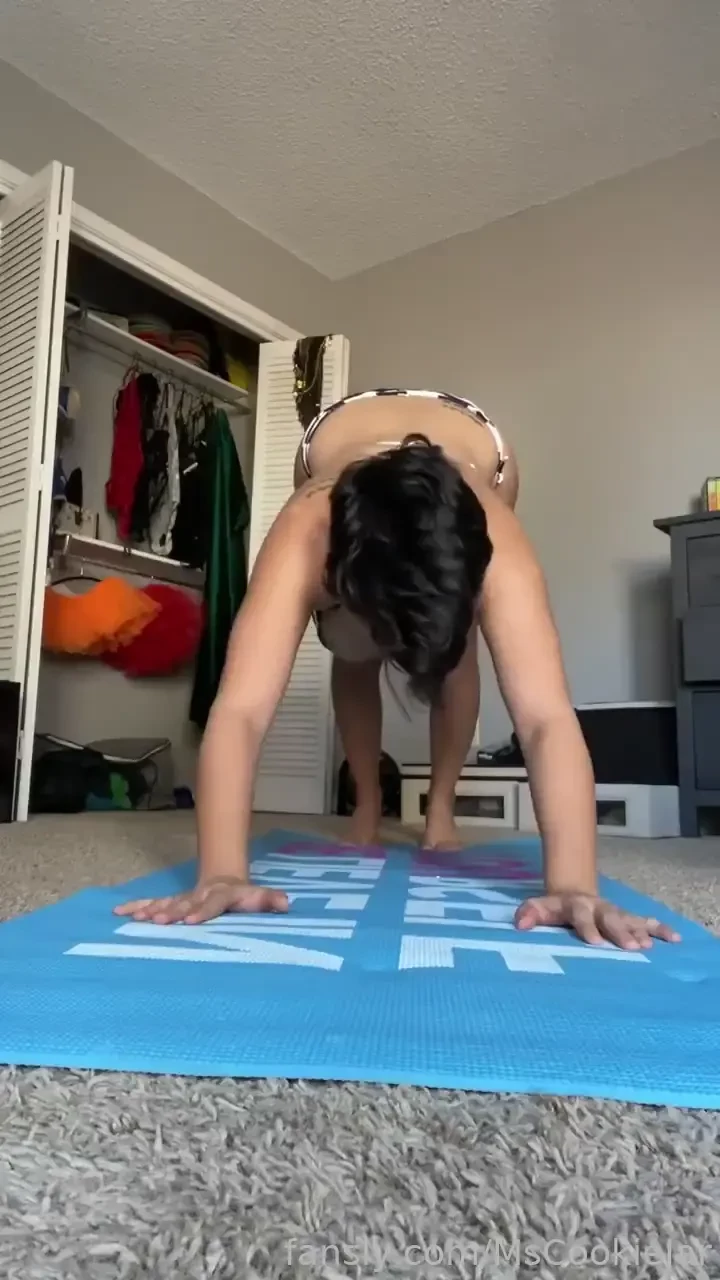 Preview of my morning workout im in my bikini and flashing my titties 