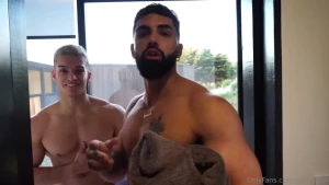 Trailer mi primera ducha con amigos nos duchamos juntos por primera