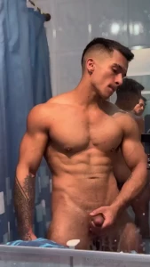 Tu toy boy favorito limpio y listo para jugar estoy activo en el chat