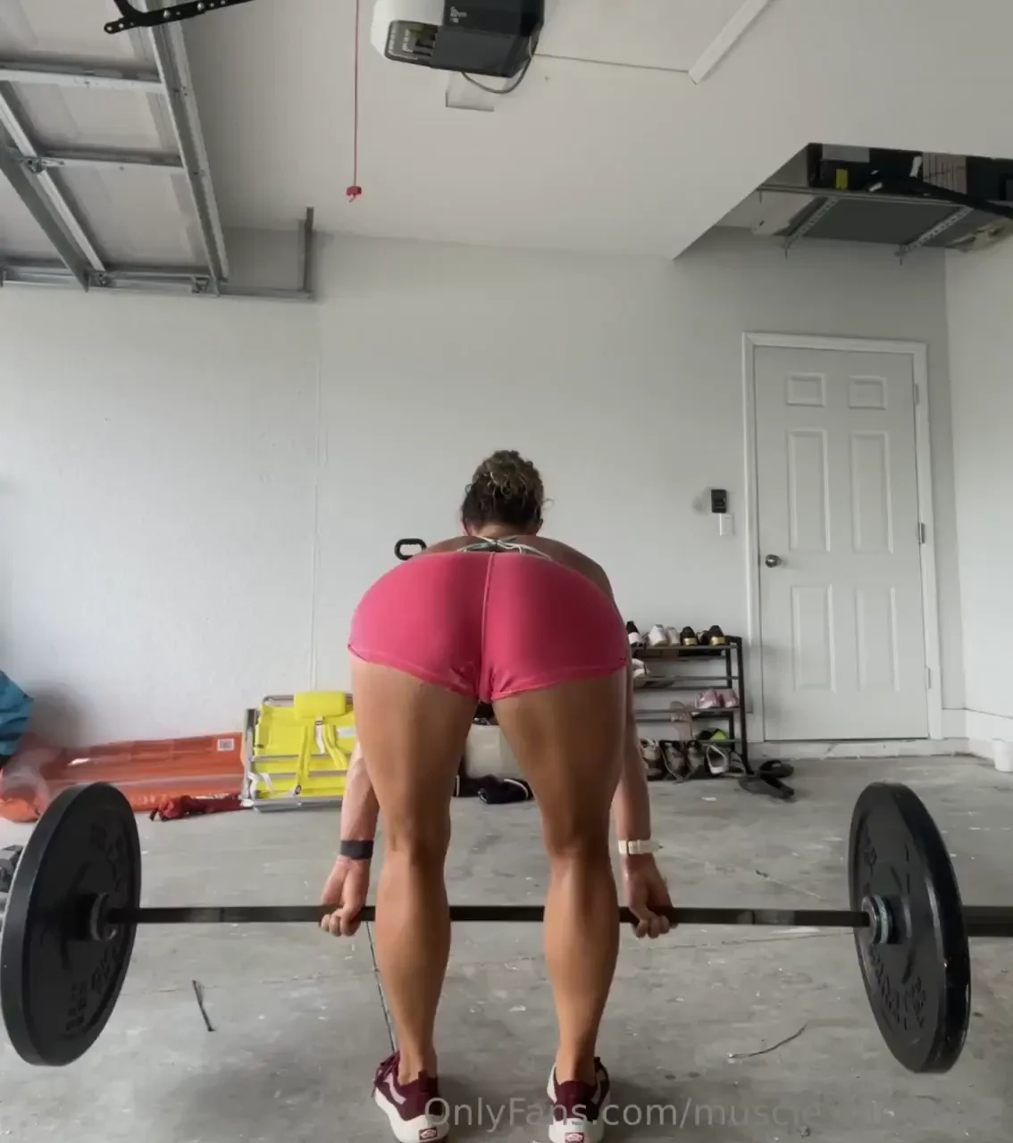 Lmk by number of likes who enjoys gym girl content 