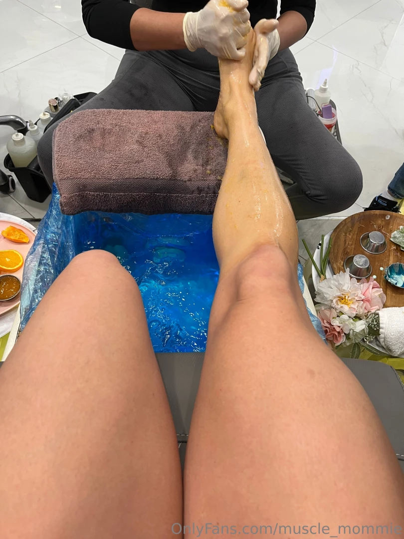 What color toes and nails should i get 