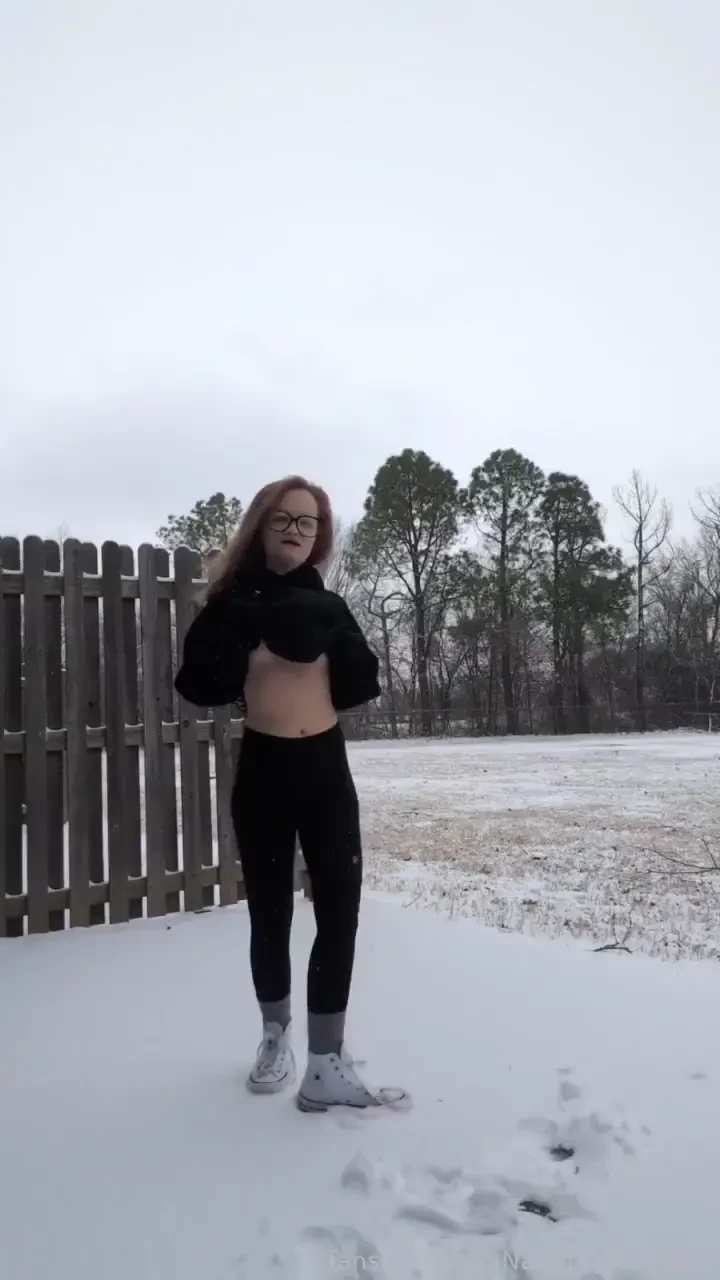 Eeeak it s snowing i love snow so much omg my lul titties got cold 