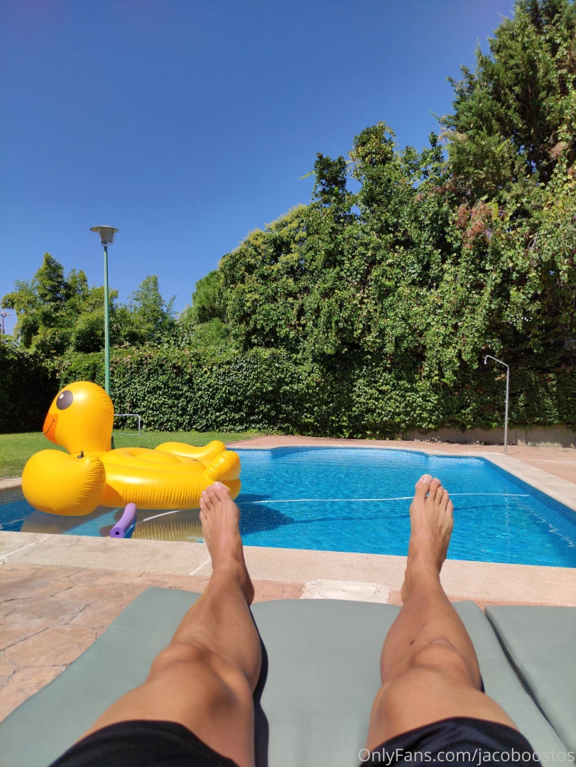 De chill en esta piscina me invitaron a cooling off in this pool they 