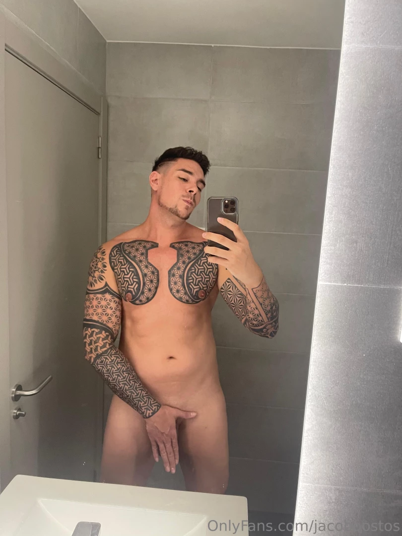 Me pillas en el ba o pero no me tap del todo con una mano cubri ndome 