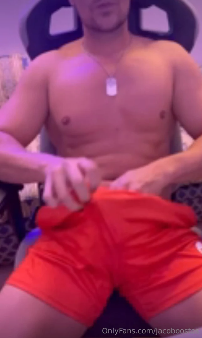 Estoy solo en el despacho con el pantal n rojo a medio bajar caliente 