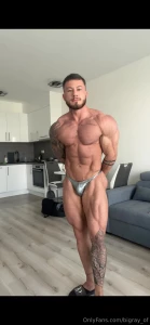 Come here and worshipe me now