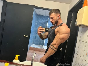 Wanna feel those arms