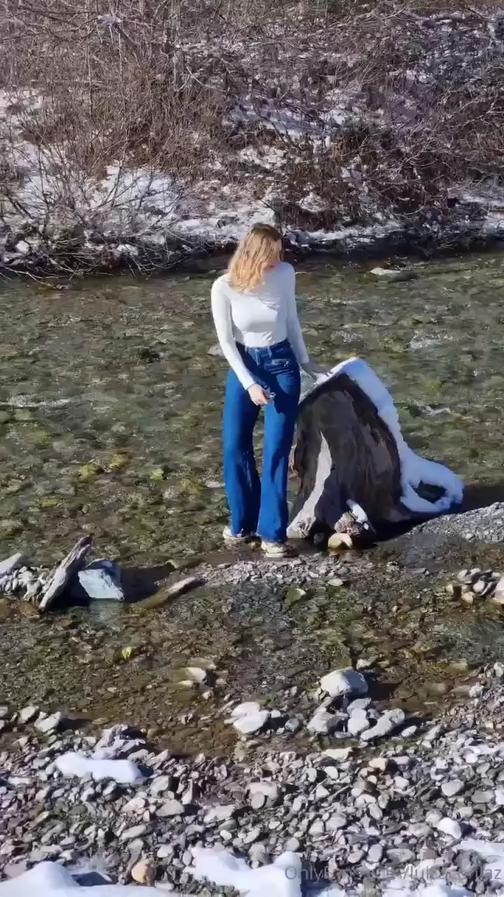 Avevo tutti i piedi freddi a stare vicino al fiume congelato 