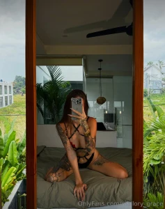 I don t chase i choose and when i walk in the room knows who s in