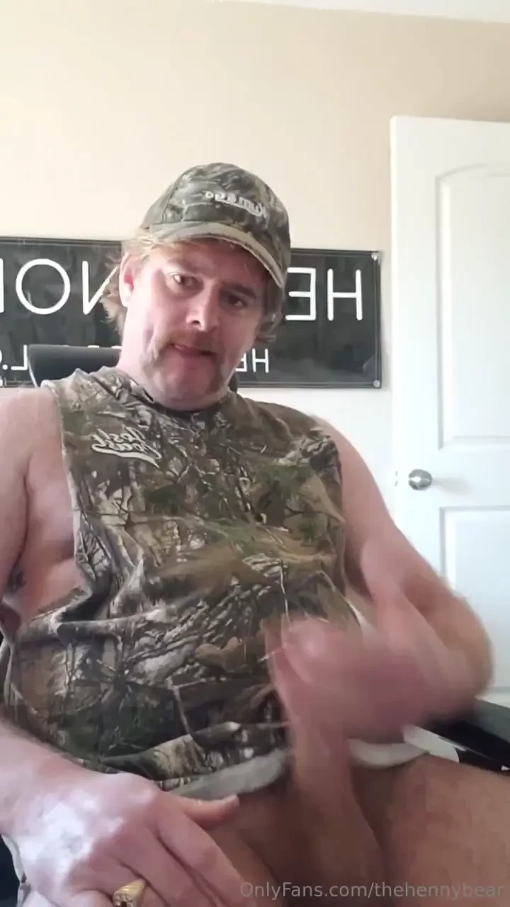 Covid country boy nutting on his kum and go hat 
