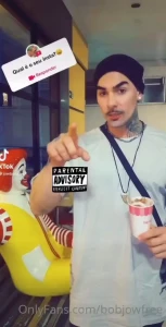 Fui no mcdonald s e o atendente ficou excitado ajudei ele a relaxar