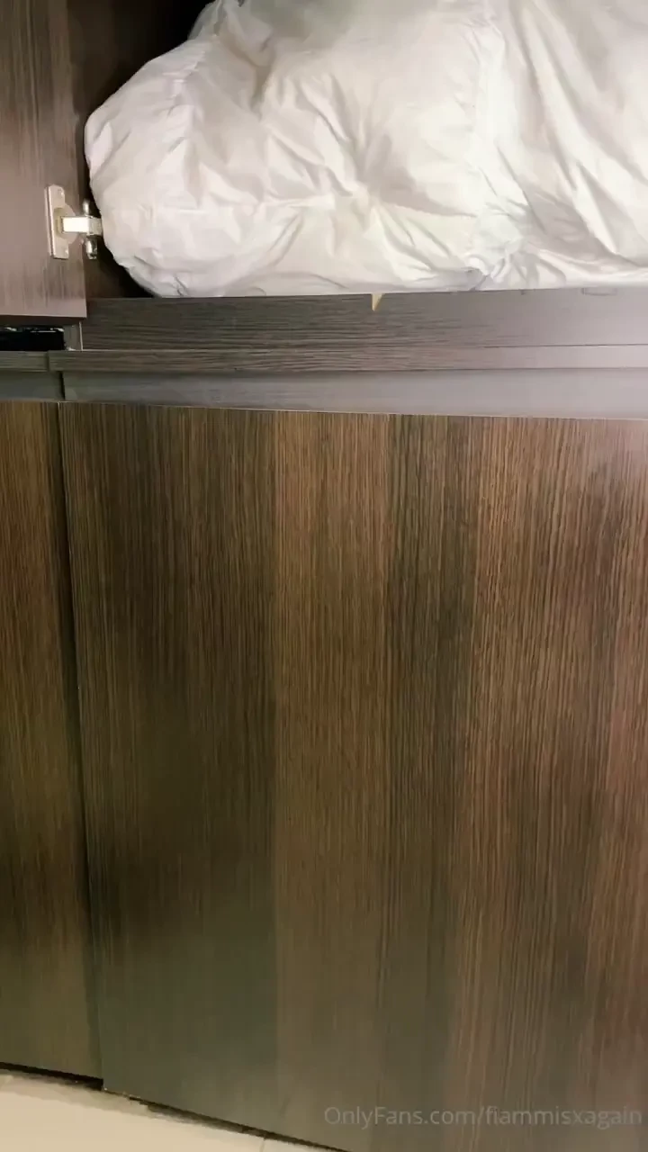 Abr s el placard y me encontras as qu haces you open the closet and 