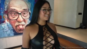 Me pone tan cachonda verla en ese mini traje nos dimos lengua en los