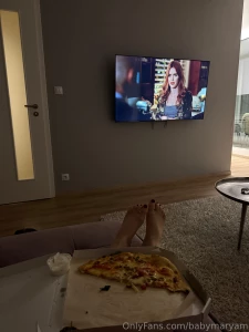 Photodump of my pizza and netflix evening to start the weekend what do part 1